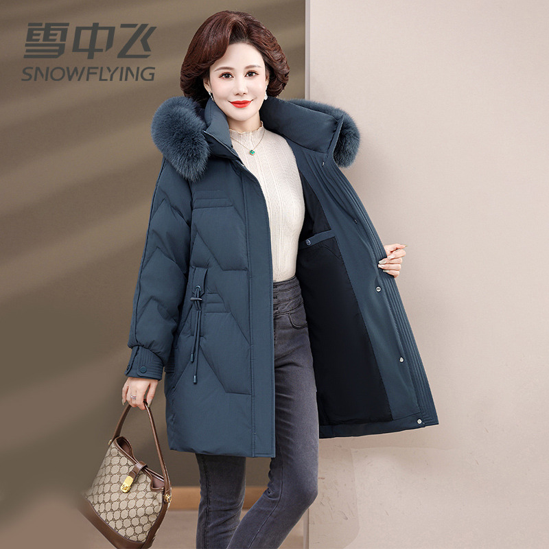 13139095.雪中飞妈妈羽绒服冬装新款毛领中老年中长款冬季保暖外套