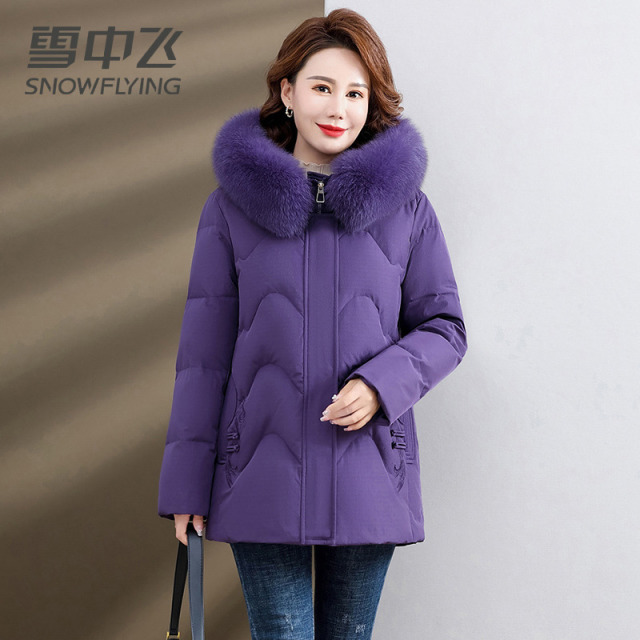 13139049.雪中飞妈妈装羽绒服冬季新款中老年冬装保暖毛领气质外套女