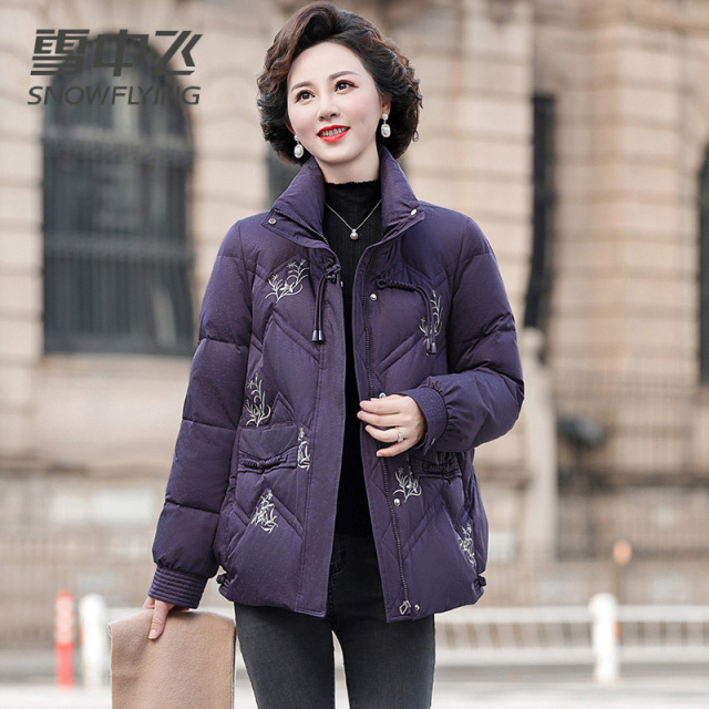 13139045.雪中飞奶奶羽绒服短款妈妈冬季冬装新款中老年保暖外套女