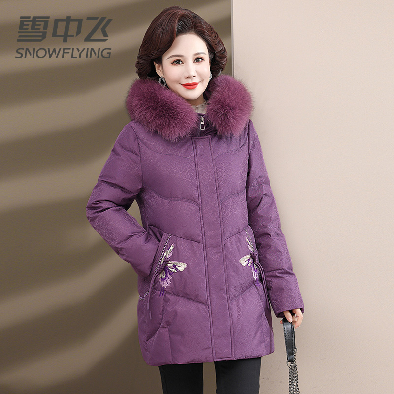 13139084.雪中飞中老年女装羽绒服妈妈装冬装外套女士洋气高端休闲保暖防寒外套