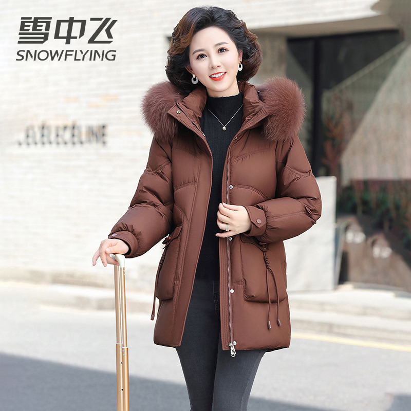 13139037.雪中飞中老年妈妈冬季洋气羽绒服新款保暖时尚外套毛领女