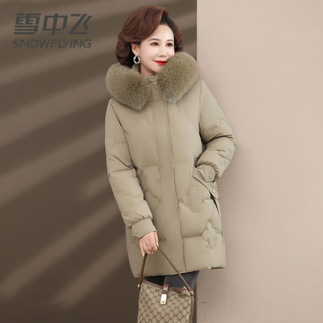 13139059.雪中飞冬装新款毛领妈妈羽绒服冬季中长款外套中老年保暖洋气