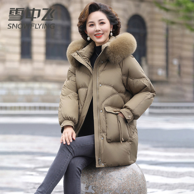 13139037.雪中飞中老年妈妈冬季洋气羽绒服新款保暖时尚外套毛领女