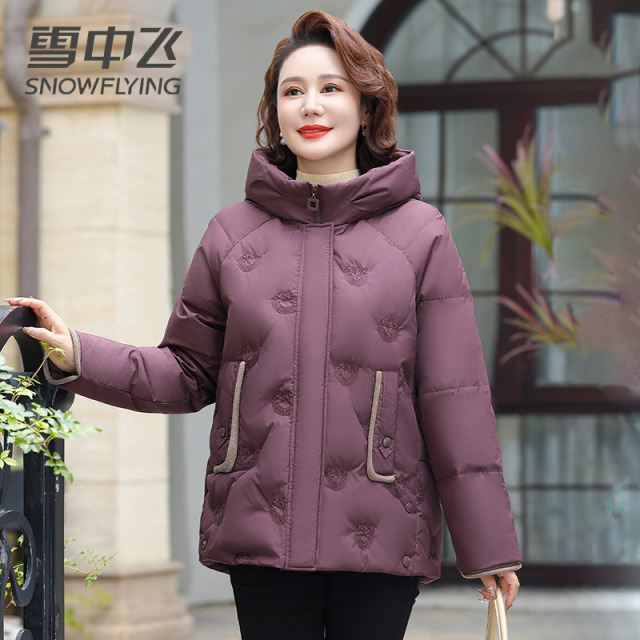13139102.【妈妈装】雪中飞短款立领连帽羽绒服保暖时尚羽绒外套