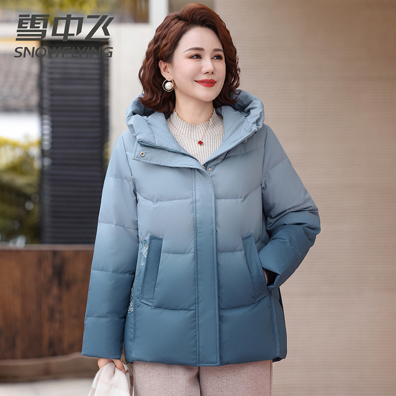 13138491.雪中飞女士短款连帽羽绒服冬季新款渐变妈妈装羽绒保暖外套