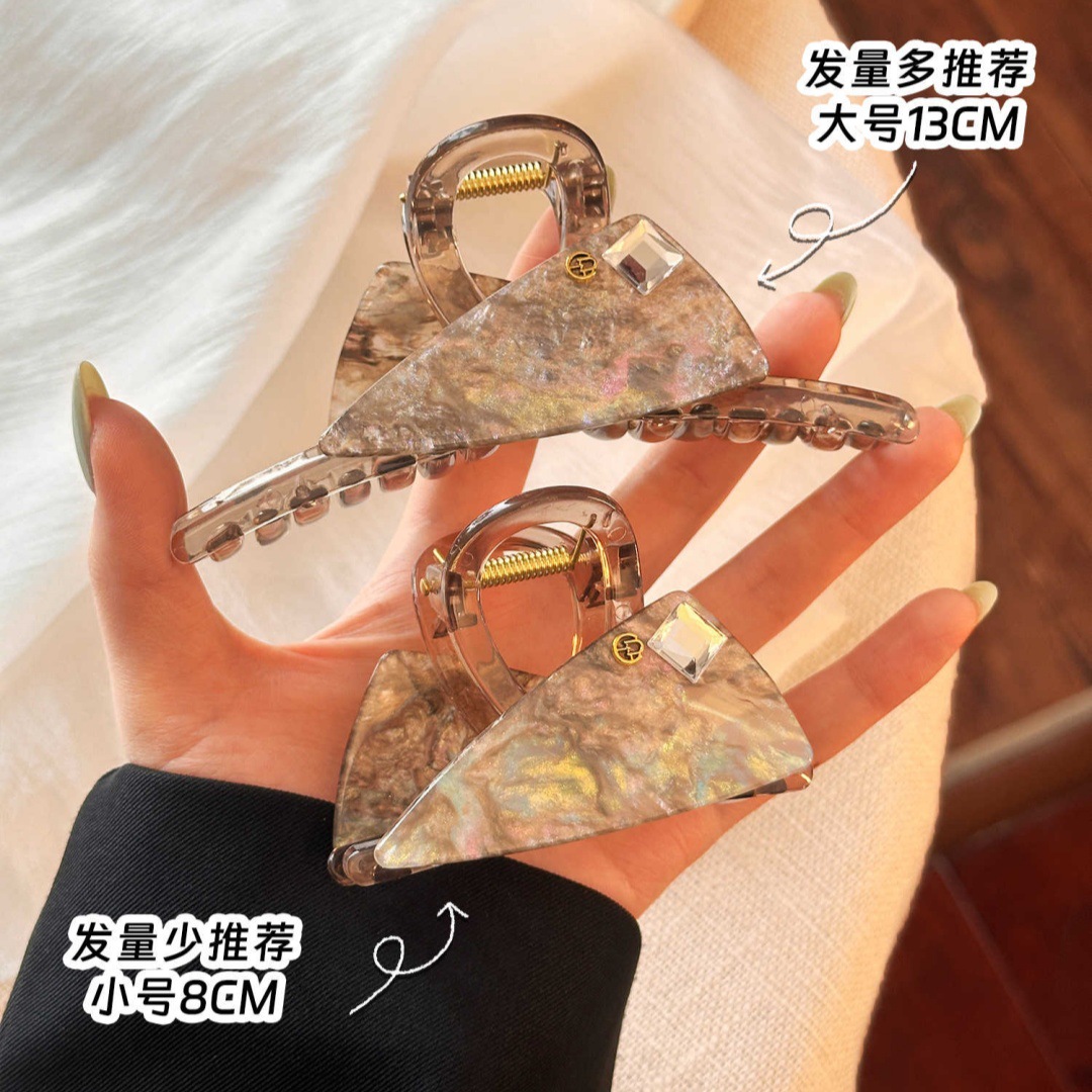 13765681.【19.9两个】人鱼姬幻彩流砂三角抓夹女2026新款半扎发夹高马尾鲨鱼夹高级感
