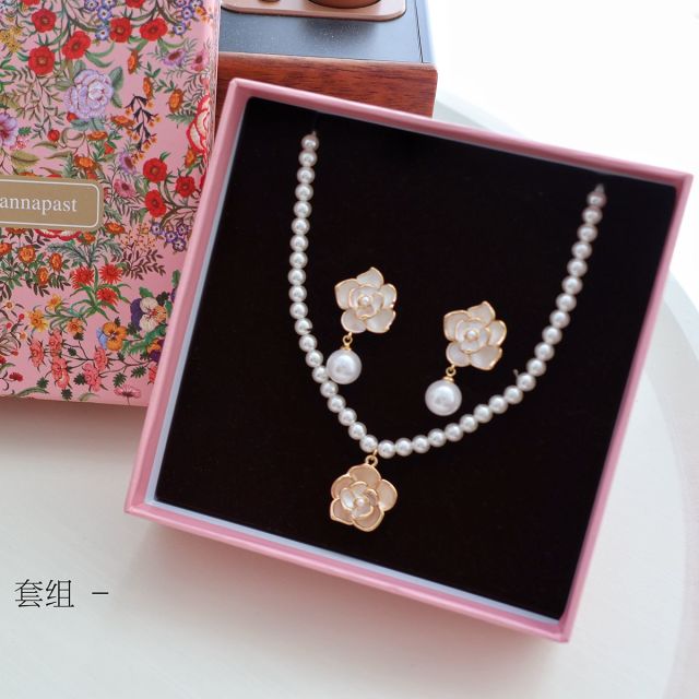 13087203.IDO 山茶花款套组项链 (一对耳钉+山茶花白色项链耳钉)