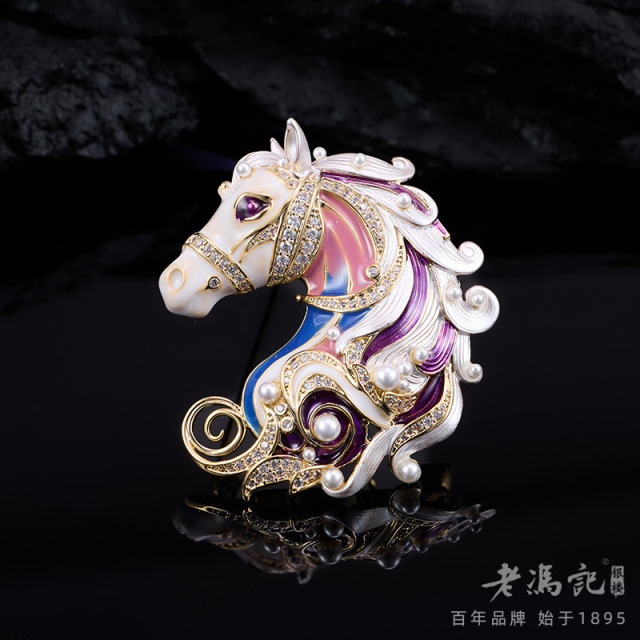 13634150.马年珐琅彩珍珠金马胸针女高端大气西装大衣胸花