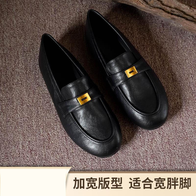 12954596.大码宽胖脚商务鞋复古英伦风女金属扣平底通勤百搭商务鞋