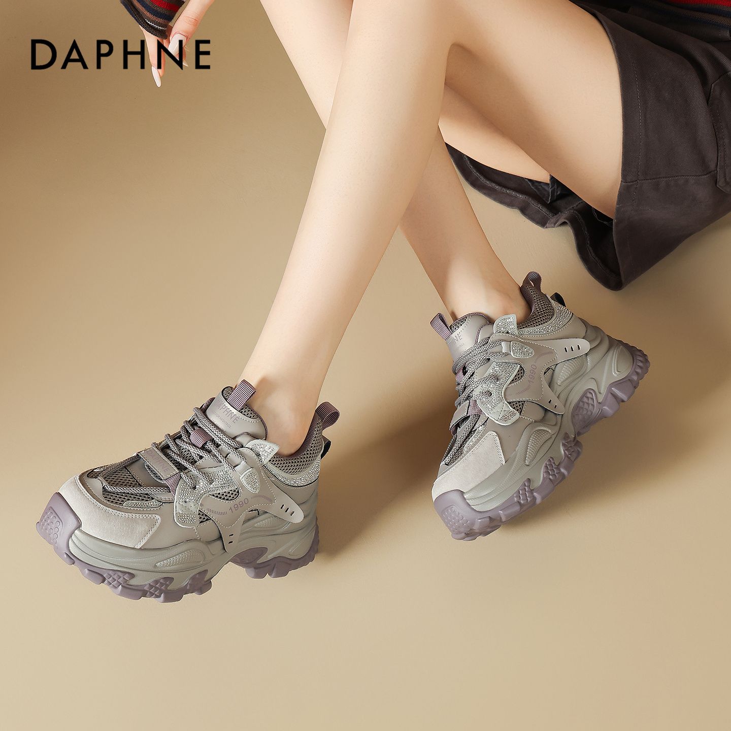 13465276.达芙妮老爹鞋厚底女增高运动松糕鞋休闲爆款百搭新款女鞋子
