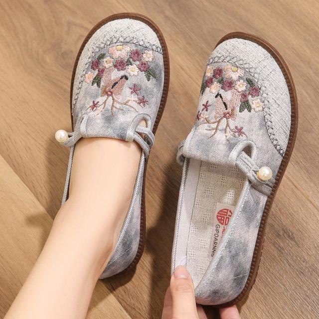 13663802.老北京布鞋老人女防滑软底中老年平底中年单鞋夏季妈妈鞋