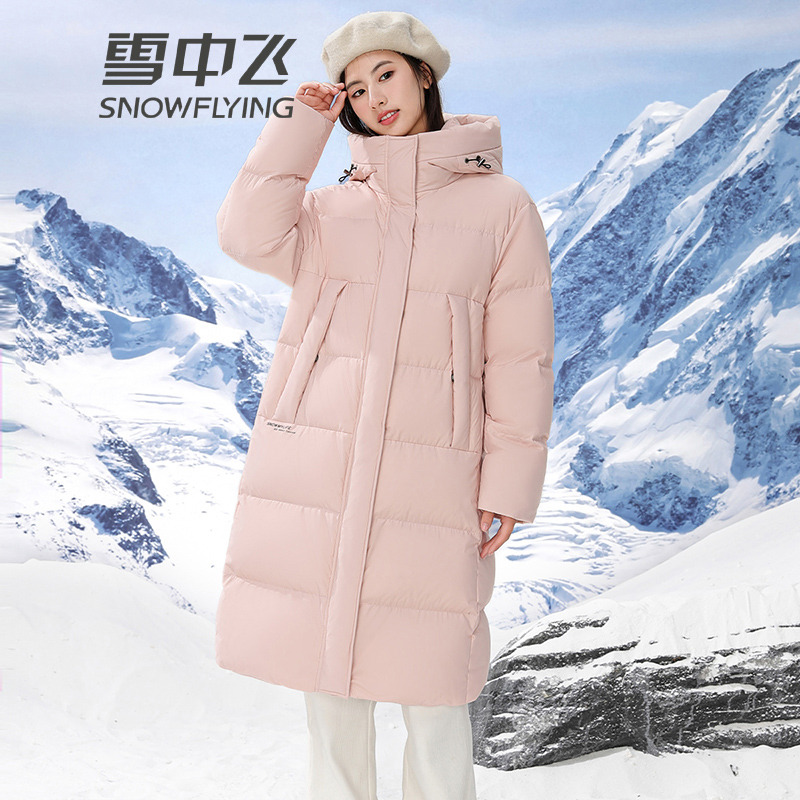 13138596.【降价清仓】雪中飞羽绒服长款过膝女式新款时尚连帽加厚保暖冬季情侣防寒外套