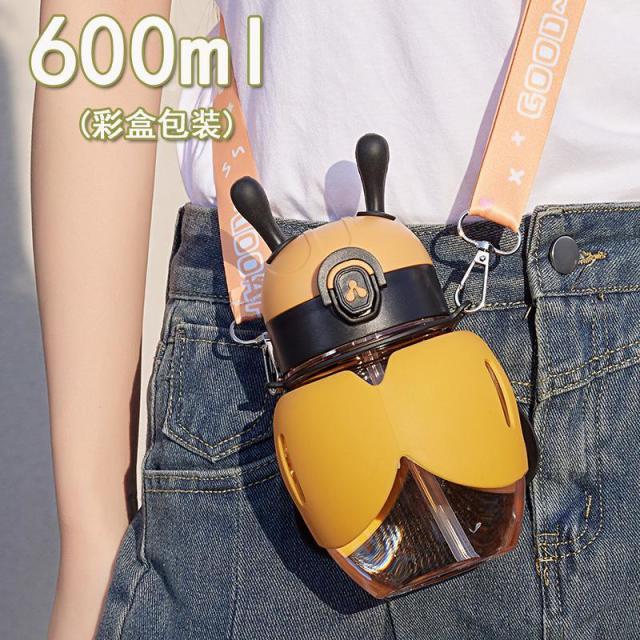 13084803.创意卡通小蜜蜂塑料儿童水杯高颜值斜跨便携背带600ml吸管杯