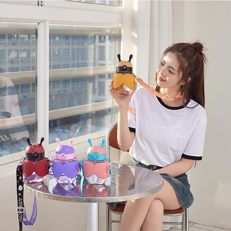 13084803.创意卡通小蜜蜂塑料儿童水杯高颜值斜跨便携背带600ml吸管杯