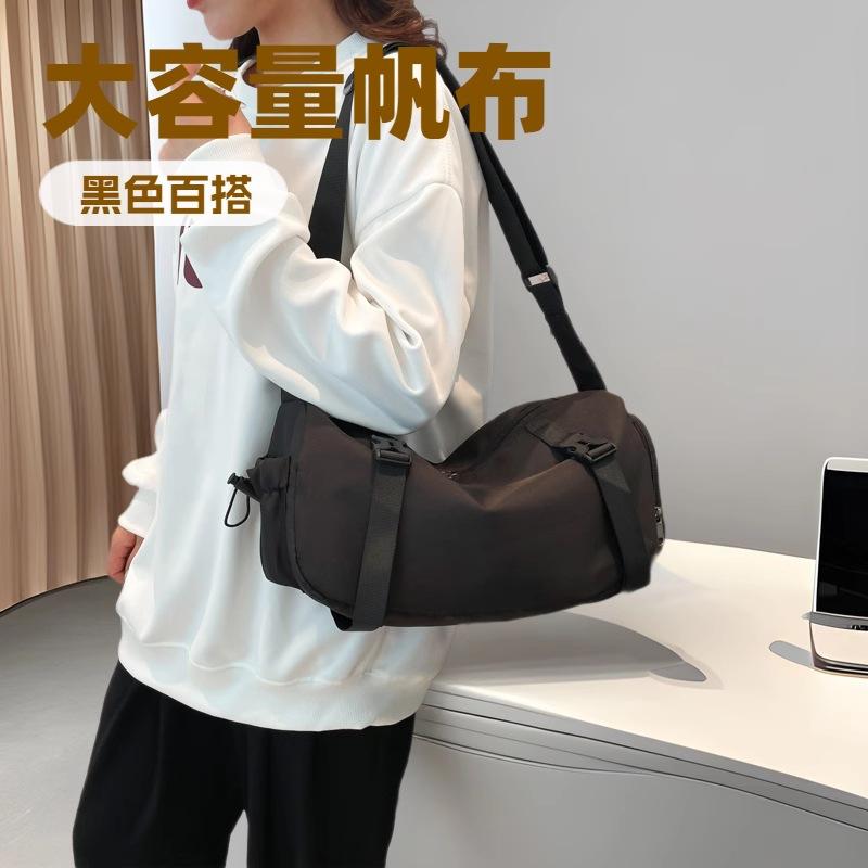 13085834.运动包通勤大容量单肩斜挎包多兜简约男女通用瑜伽健身旅行包
