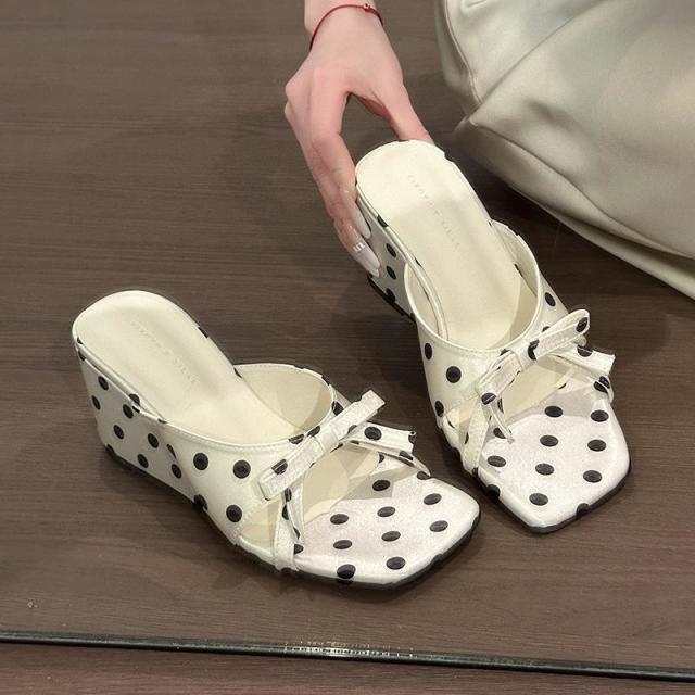 13639273.法式波点蝴蝶结坡跟拖鞋女夏外穿高跟凉拖鞋方头厚底时尚百搭