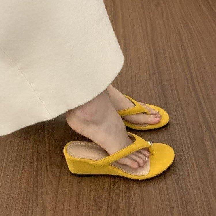 13639324.小个子坡跟夹趾人字拖鞋女夏季外穿显瘦黄色绝美沙滩凉拖鞋女