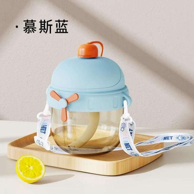 13217361.宝宝学饮杯专用吸管杯儿童喝奶牛奶杯带刻度背带婴儿水杯杯子