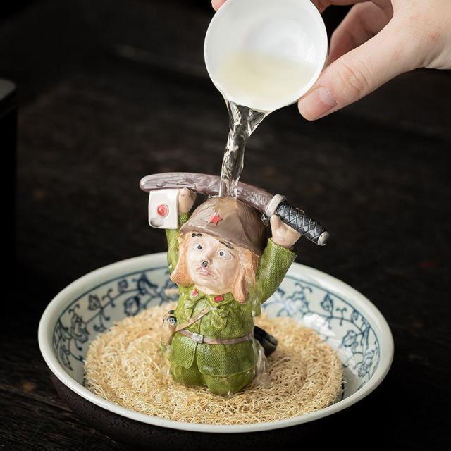 13215582.变色茶宠摆件人下跪投降茶玩茶桌茶盘装饰品茶具配件精品摆件