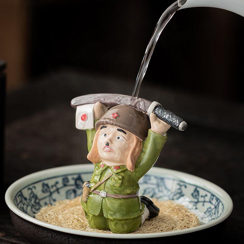 13215582.变色茶宠摆件人下跪投降茶玩茶桌茶盘装饰品茶具配件精品摆件
