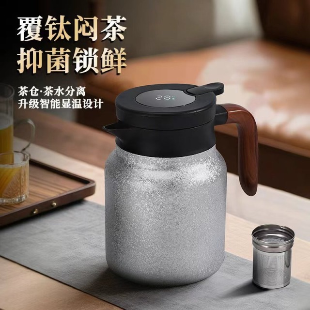 13789036.大容量覆钛水杯不锈钢保温壶便携手柄茶水分离焖茶壶