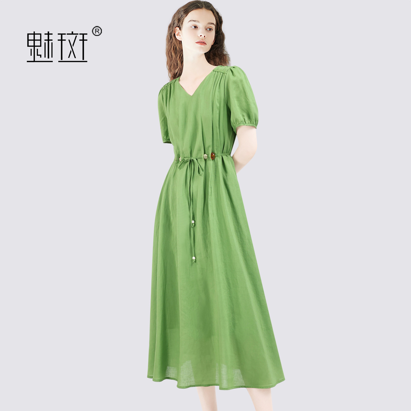 13603192.魅斑串珠抽绳V领连衣裙A字裙