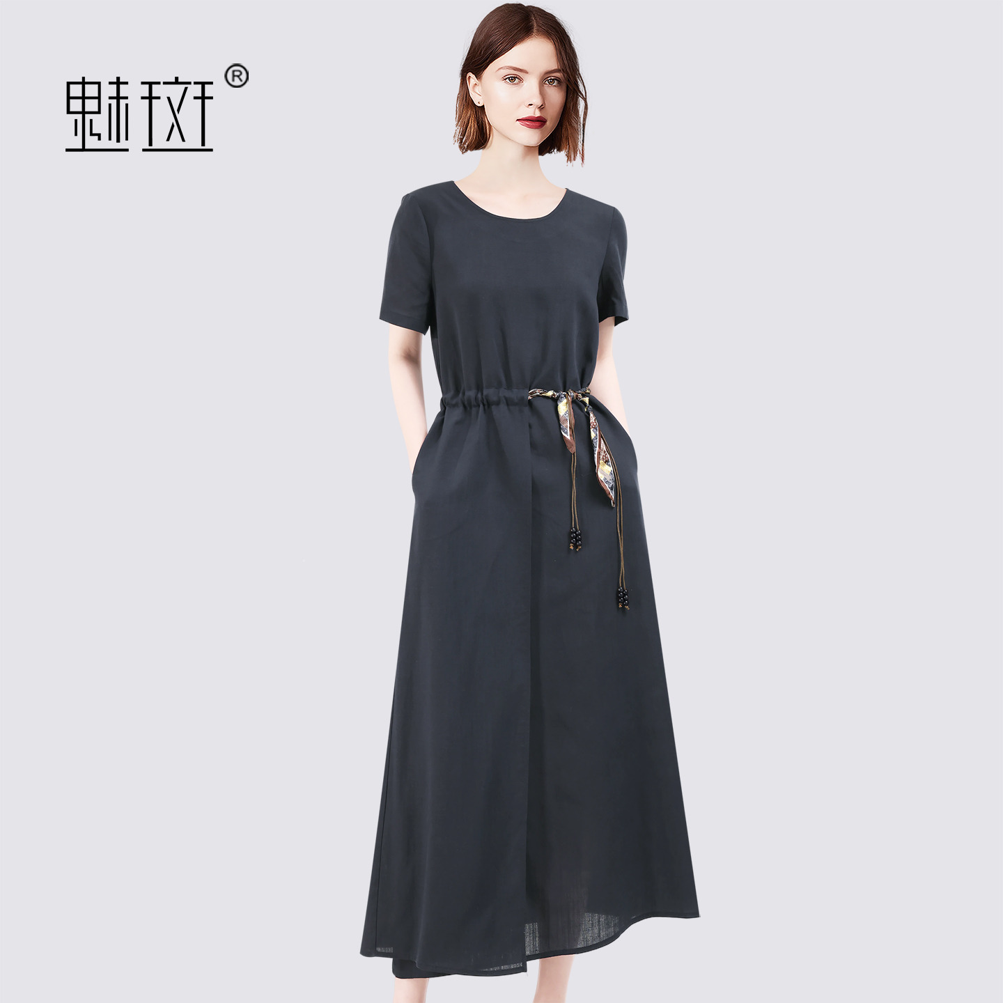 13674364.魅斑丝巾串珠收腰系带短袖连衣裙正肩天丝裙子
