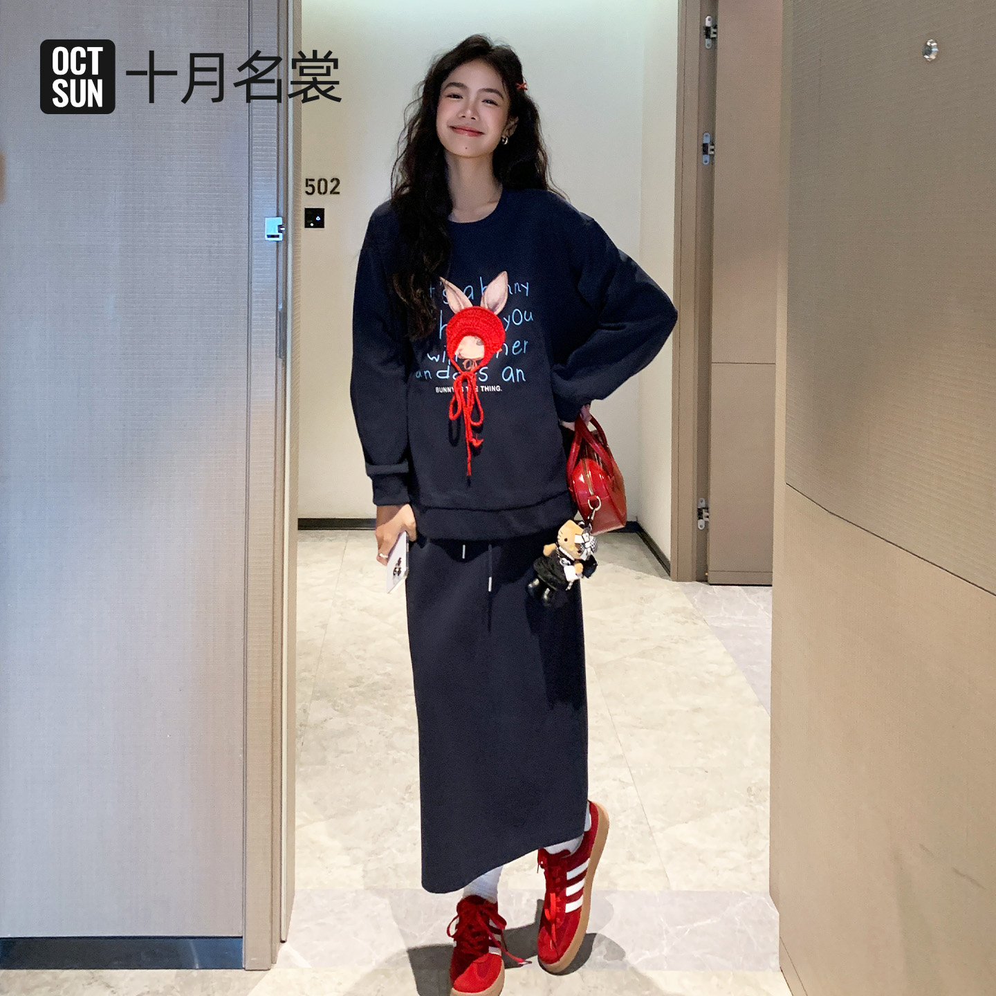 13661387.十月名裳孕妇装套装春款时尚休闲设计感针织圆领卫衣半身裙两件套