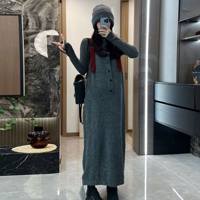13686590.十月名裳孕妇吊带裙秋冬季时尚宽松红色吊带针织连衣裙
