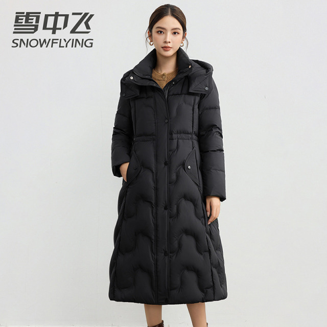 13804275.雪中飞女士羽绒服90鸭绒休闲收腰显瘦时尚百搭外套长款过膝纯色