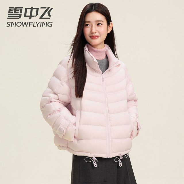 13804237.雪中飞立领短款羽绒服女90%绒子含量保暖抗寒排骨外套