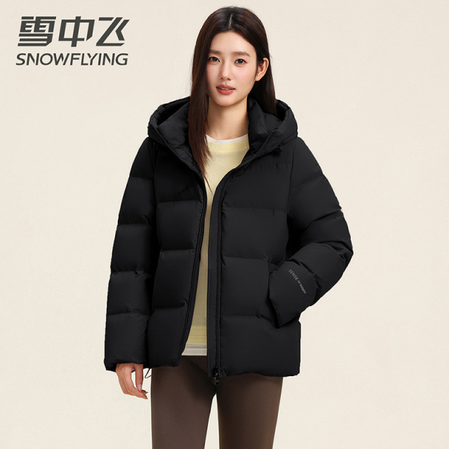 13812812.雪中飞短款连帽羽绒服女款新款秋冬轻盈保暖休闲泡芙外套