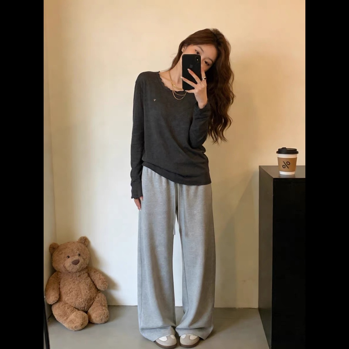 13233694.雅薇吉手工钉珠长袖木耳边打底衫