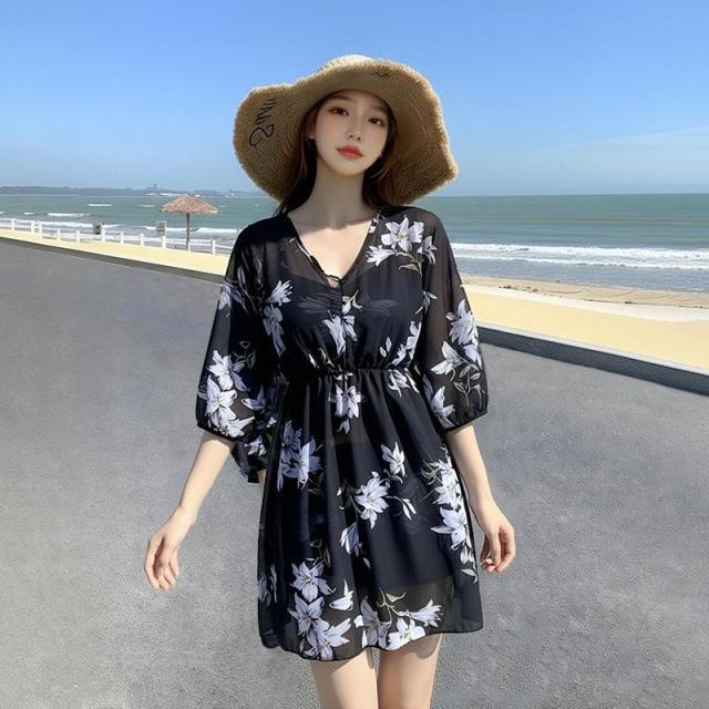 13463743.黑色碎花泳衣女分体三件套遮肉显瘦海边度假泡温泉泳装