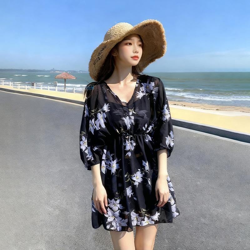 13463743.黑色碎花泳衣女分体三件套遮肉显瘦海边度假泡温泉泳装
