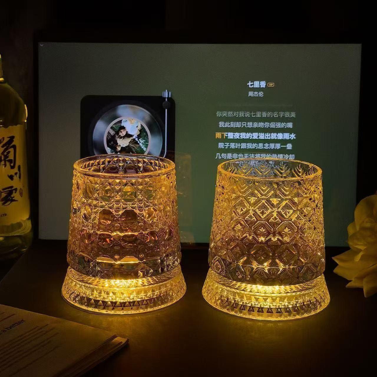 13455850.轻奢同款创意旋转威士忌酒杯发光不倒翁啤酒杯解压转转杯