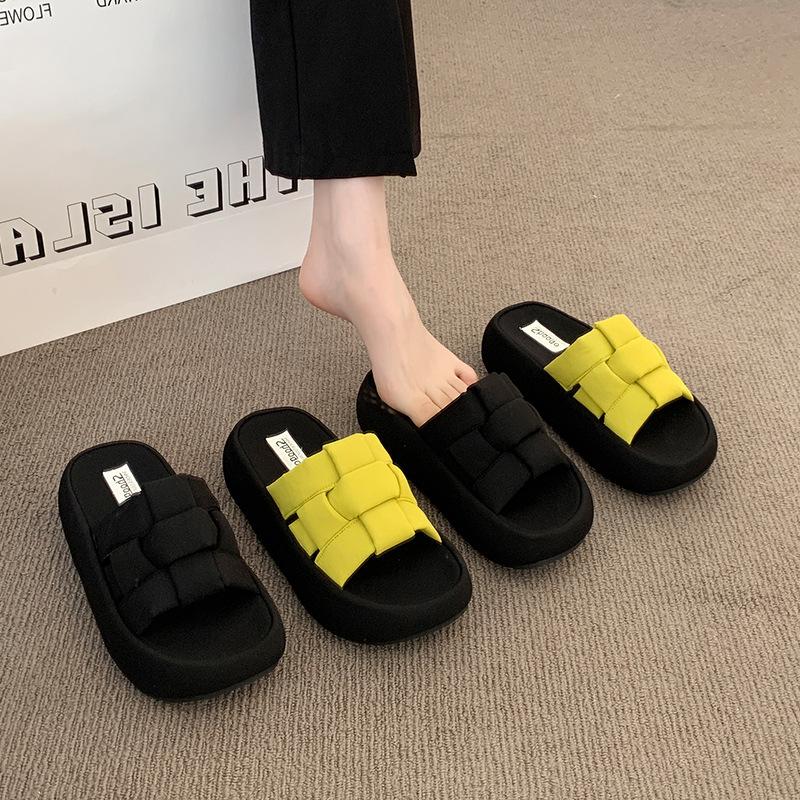 13517936.厚底编织拖鞋女夏季外穿露趾百搭感休闲一字拖鞋