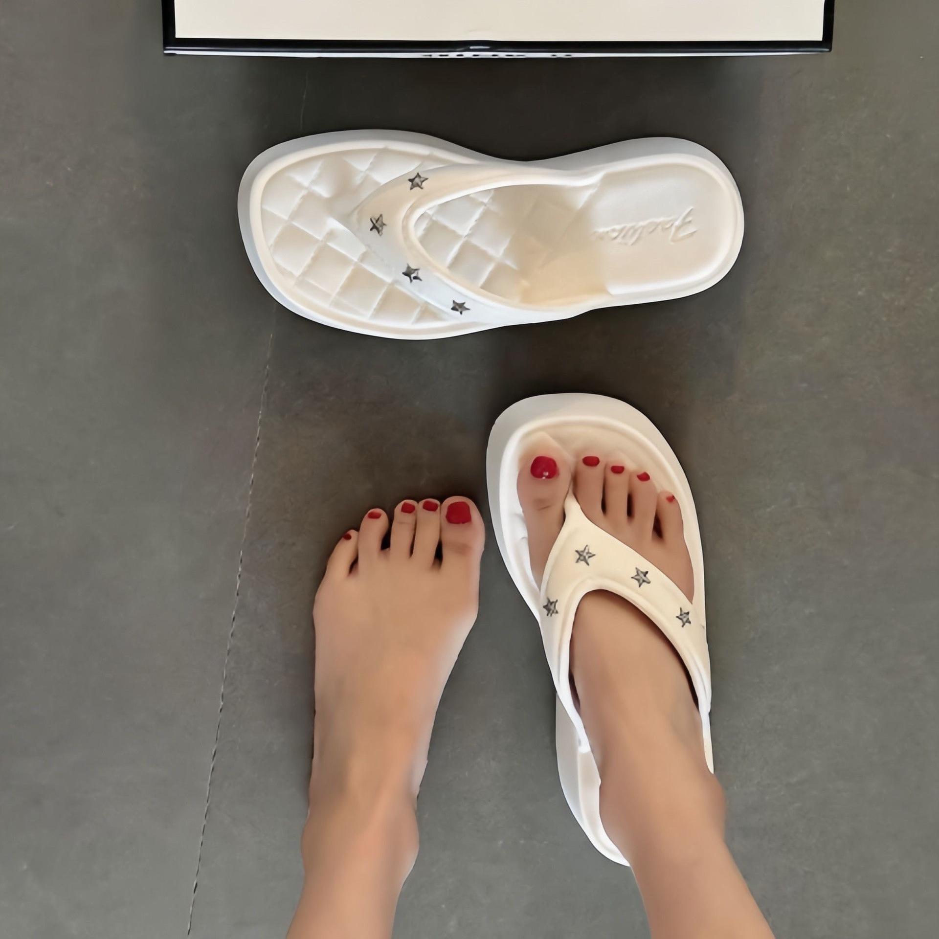 13529851.厚底铆钉人字拖女夏外穿EVA防滑夹脚凉拖鞋沙滩鞋