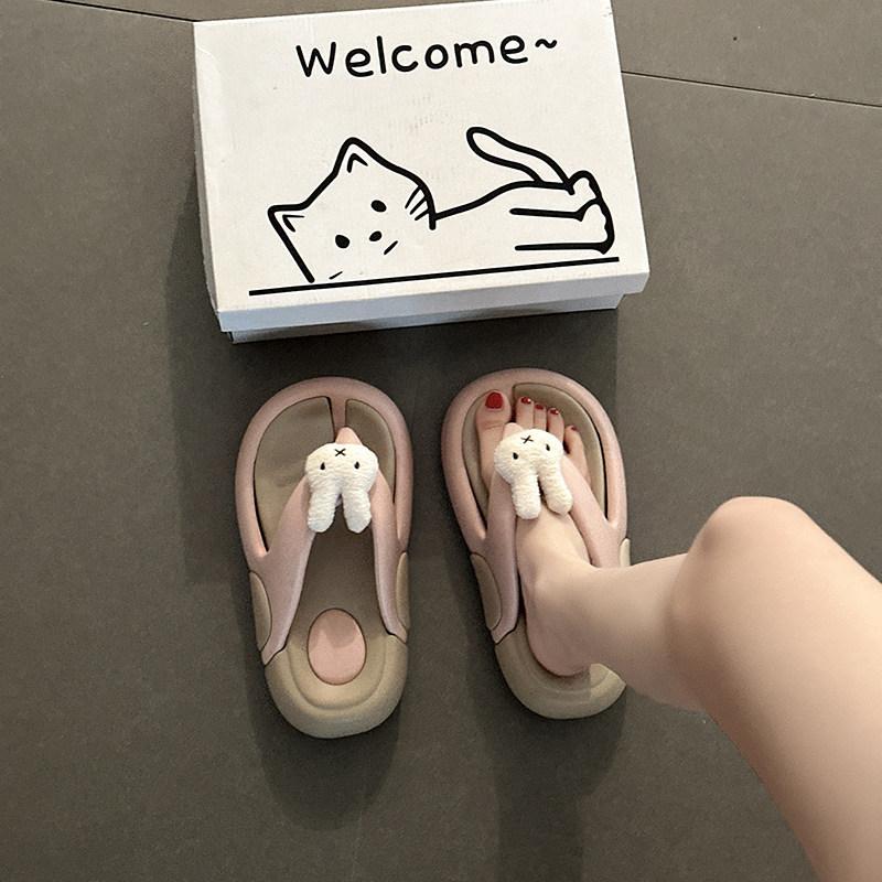 13530422.时尚厚底人字拖女夏季兔子可爱卡通外穿休闲踩屎感平底凉拖鞋