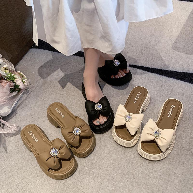 13529806.厚底凉拖鞋女夏外穿时尚蝴蝶钻扣洋气百搭软底一字拖鞋女