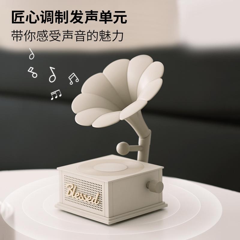 13541833.复古留声机蓝牙音响七彩灯桌面摆件创意怀旧小音箱送女生节日礼品