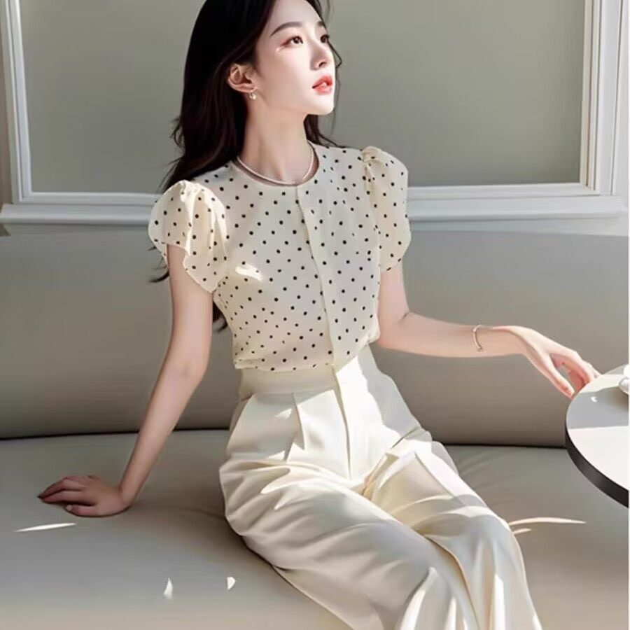 13762340.诗茉琳2026年夏季今年流行的漂亮盐系轻熟白色波点衬衫裤子两件通勤套装
