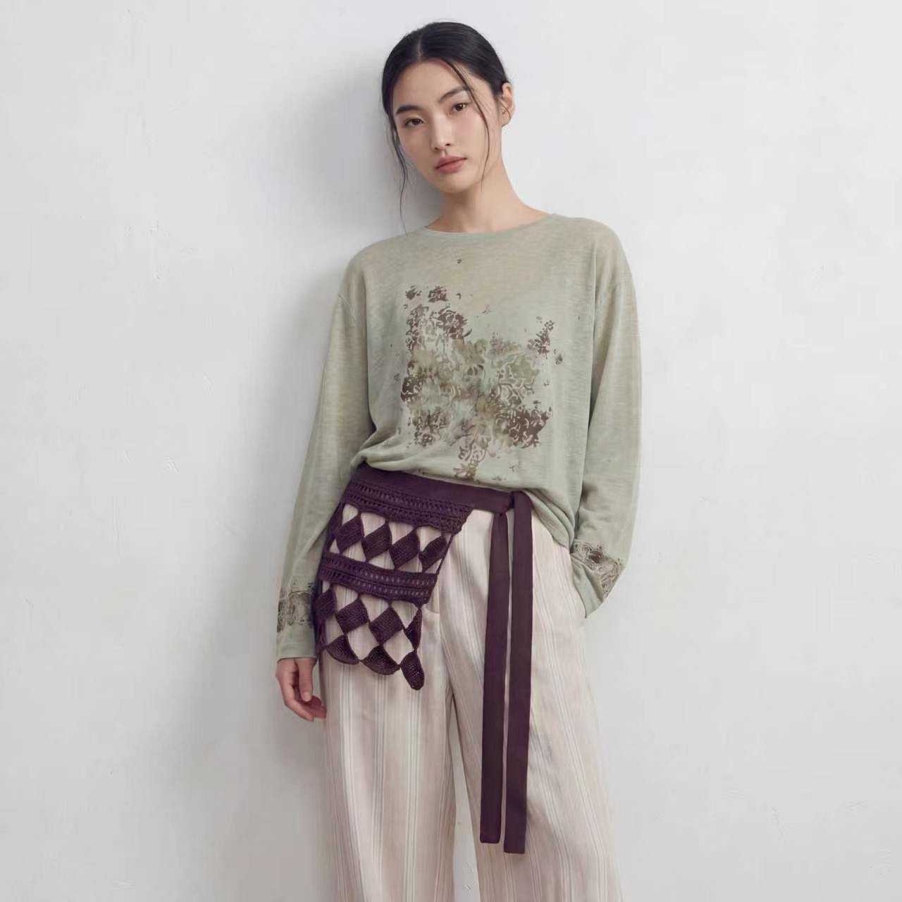13486628.【凯特·温斯顿】式重工蕾丝拼接印花长袖 T 恤女温柔风气质宽松长袖T