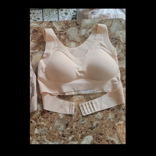 13696590.矫姿调整无痕内衣女聚拢防下垂矫正姿态运动文胸塑形美背