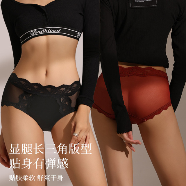 13700755.缎面蕾丝红内裤女士透气蚕丝裆网纱中高腰三角裤