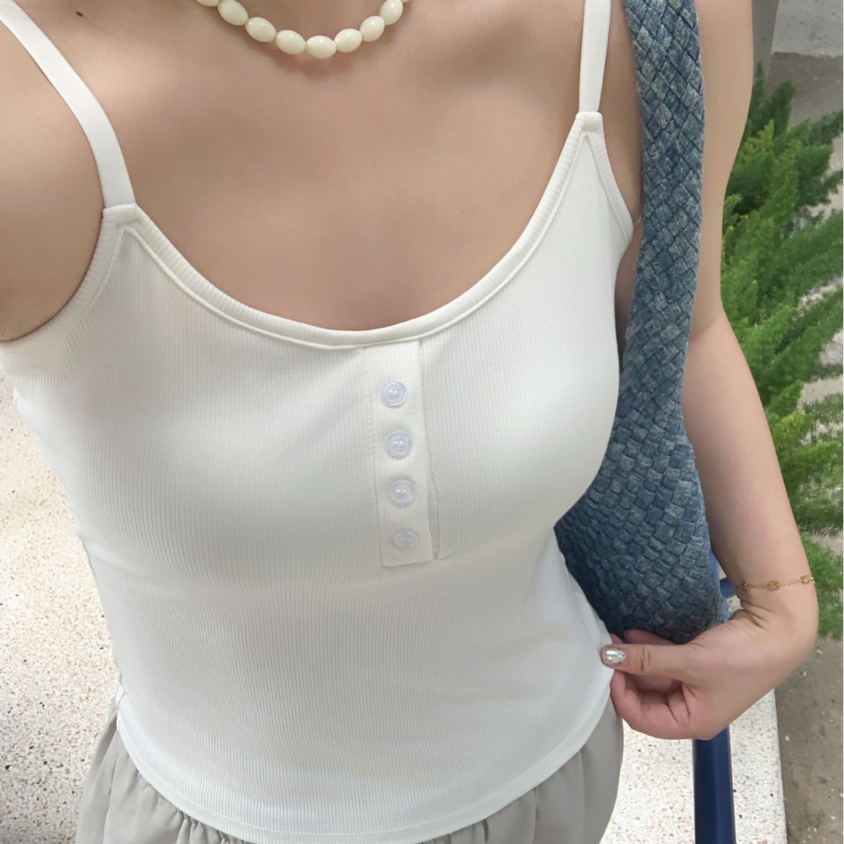13734579.法厘哒百搭纽扣吊带背心女固定胸垫外穿美背内搭打底衫大码显瘦无袖上衣