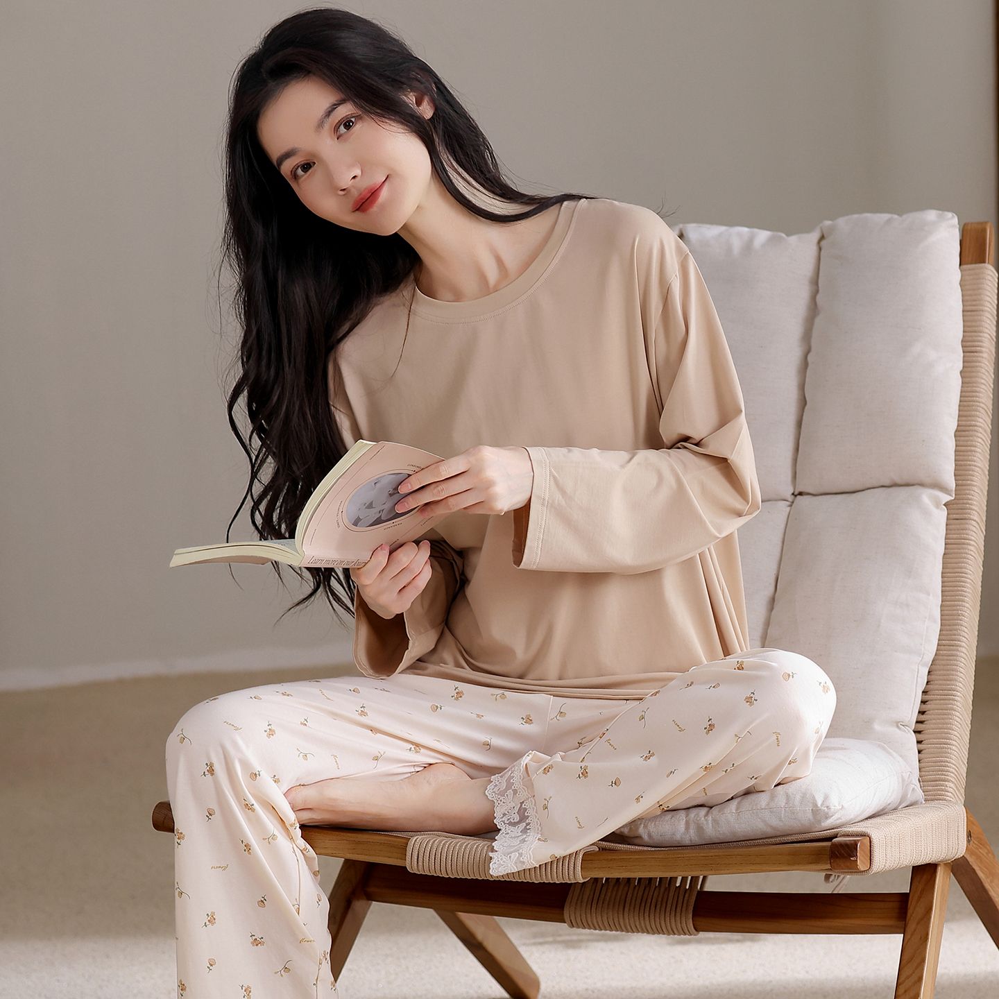 13799108.派邦奴【舒适100%棉】春秋女圆领长袖素色上衣碎花长裤两件套睡衣