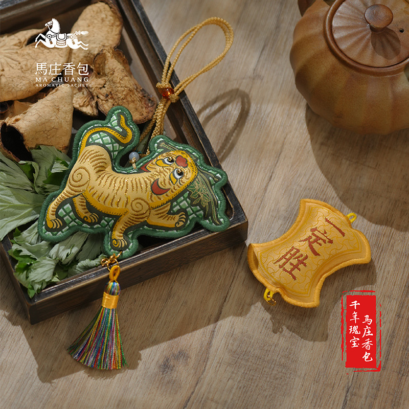 13527312.【徐州非遗马庄香包】艾虎献瑞·一定胜香囊挂饰