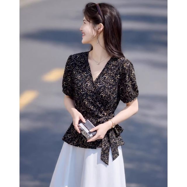 13762611.诗茉琳2026夏季新款短袖V领衬衫女系带收腰设计轻熟风气质修身显瘦上衣
