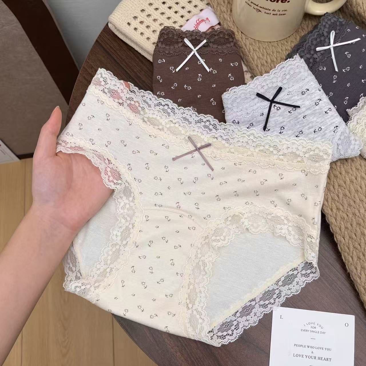 13786923.韩系蕾丝边女生内裤加长纯棉裆新款无痕包臀性感中腰三角裤头